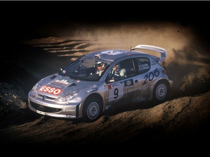 2000. OZ feiert den Gewinn der Rallye-Weltmeisterschaft mit Kooperationspartner Peugeot – und dem mit OZ Technologie ausgestatteten 206 WRC.