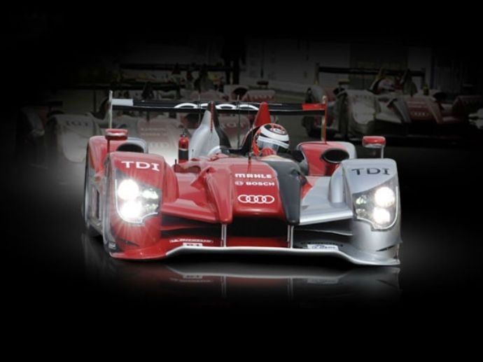 2010. Audi erringt in Le Mans den nächsten Dreifachsieg auf OZ Racing-Rädern. Gemeinsam bringen es der Deutsche Hersteller und OZ auf neun Siege auf dem legendären Kurs in Frankreich.