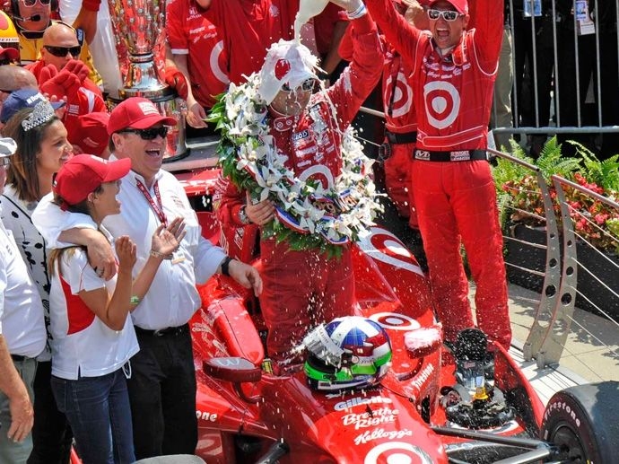 2012. Indy Car: OZ erobert das gesamte Podium des Indy 500. Der 1., 2. und 3. Platz geht an Fahrer, die auf OZ Felgen unterwegs waren.