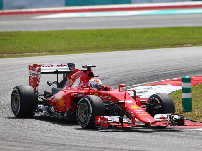 2015. OZ renueva su colaboración con el equipo Ferrari por otros 5 años. Las dos marcas italianas ilustres se asociará hasta 2019