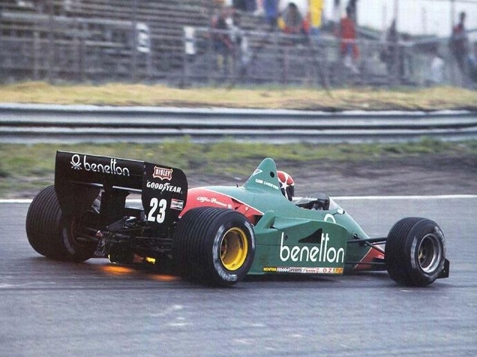 1985. De eerste eenzitter die met OZ wielen rijdt, is het Euroracing Alfa Romeo F1 Team met Patrese en Cheever, met twee magnesium wielen en twee aluminium wielen.