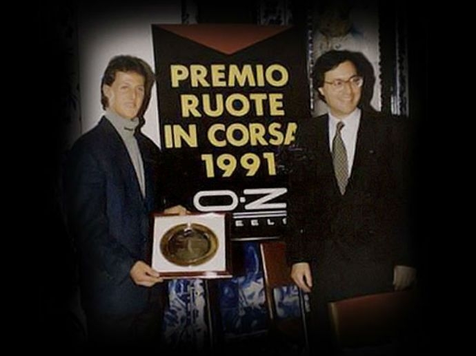 1987. OZ crée le prix « Racing Wheels » récompensant les jeunes talents émergeant dans la course automobile. Gordon Murray (1988), Carlos Sainz (1990), Michael Schumacher (1991), Jacques Villeneuve (1994) et…