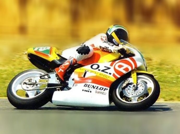 1990. OZ Aprilia-laget lanserades: ett innovativt racingteam som deltog under 90-talet i världen moto 250 GP med ett spelbytes Aprilia ridt av Marcellino Lucchi.