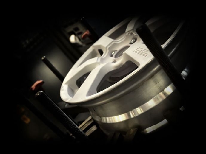 Pre-Series Test A question of safety. Pre-series wheels are tested according to the demanding standards of the German TÜV and of the Japanese JWL VIA Homologation Institutes. All tests on the wheels…